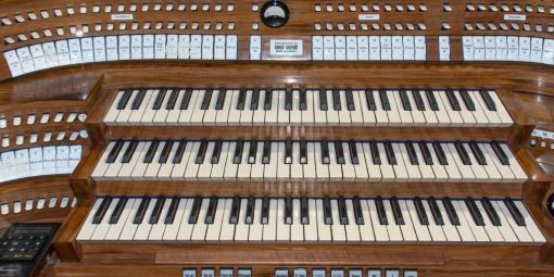 Manuale der Orgel in St. Heribert