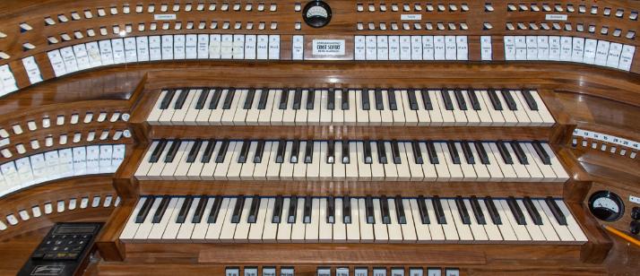 Manuale der Orgel in St. Heribert