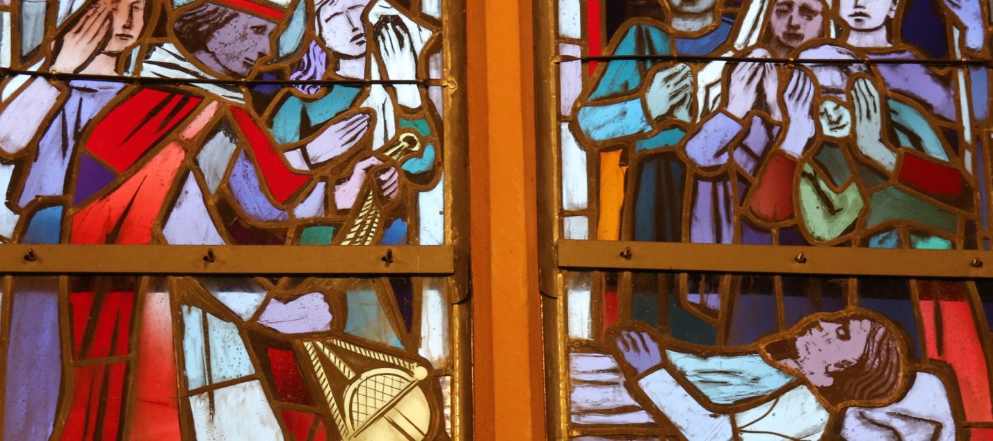 Heilung eines Kranken durch Heribert. Fenster in Kreuzau.