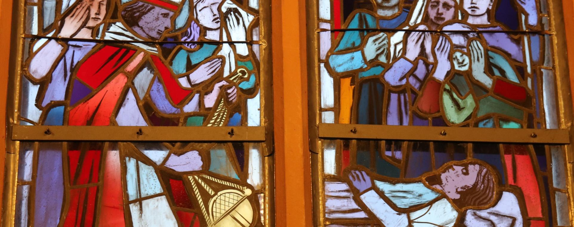Heilung eines Kranken durch Heribert. Fenster in Kreuzau.