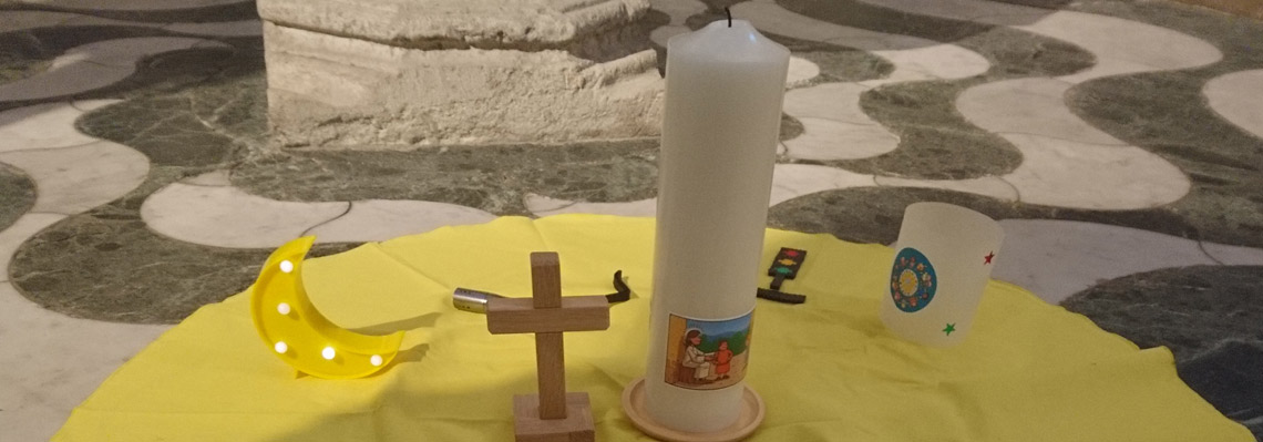 Gestalltete Mitte des Kleinkindergottesdienstes in St. Heribert, November 2021