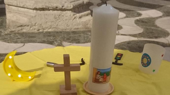 Gestalltete Mitte des Kleinkindergottesdienstes in St. Heribert, November 2021